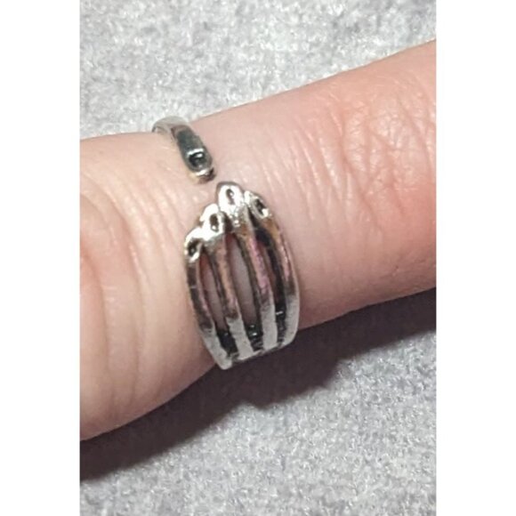 Gothic Skeleton Hand Silver Tone Fashion Ring Size 5 1/2 - Picture 12 of 14